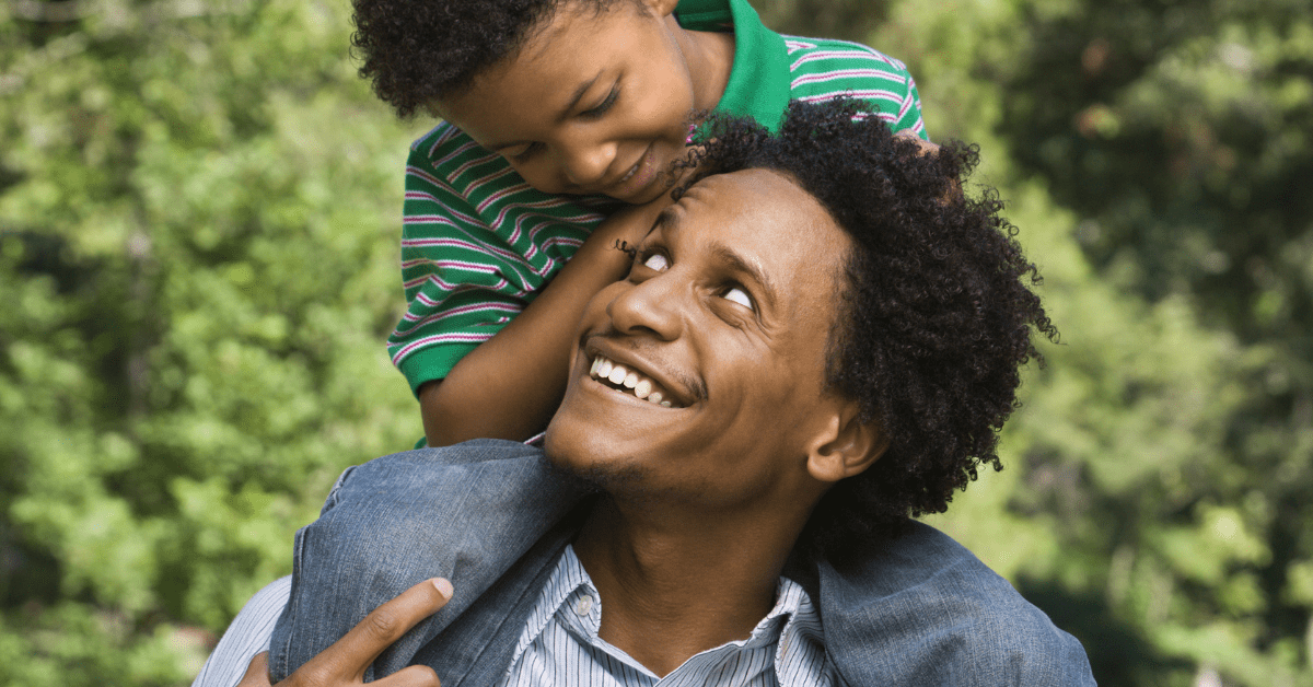 Homem com criança em cenário urbano – frases do filme À Procura da Felicidade